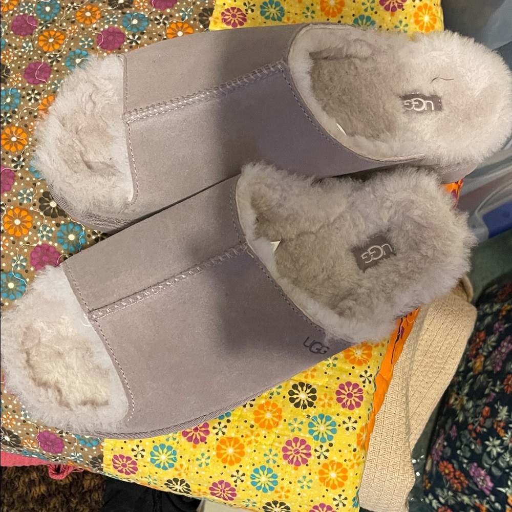 UGG Women's Slippers in Light Pink and Cream